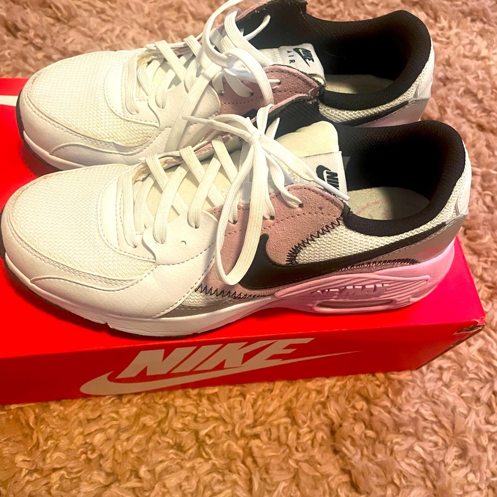 Womens Nike Air Excee— size 8
